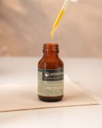 damlalıkta damlamak üzere olan zeytinyağlı propolis